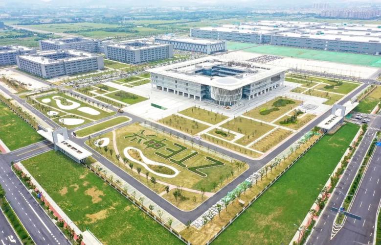 在江苏南京滨江中兴通讯全球智能制造基地,利用5g技术实现了工厂园区